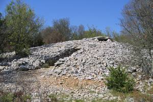 Carn recouvrant un Dolmen